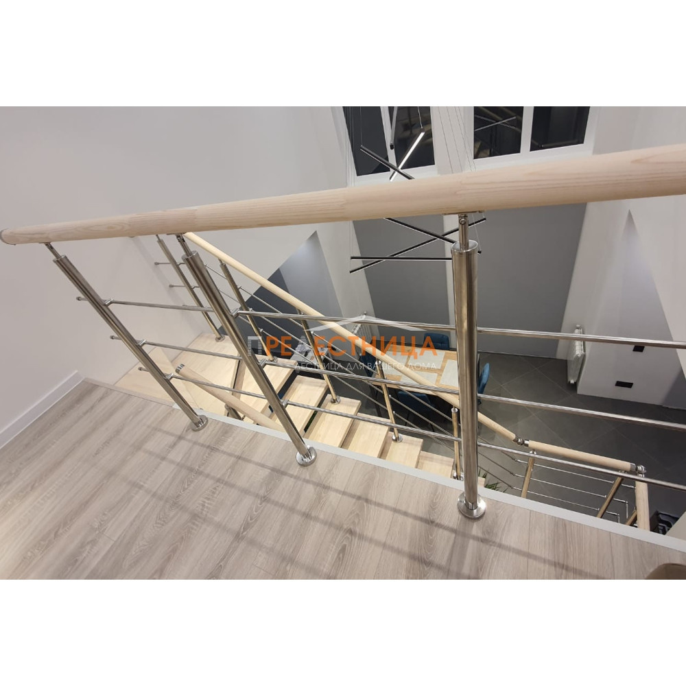 Лестница на центральном металлическом косоуре Ассоль 44