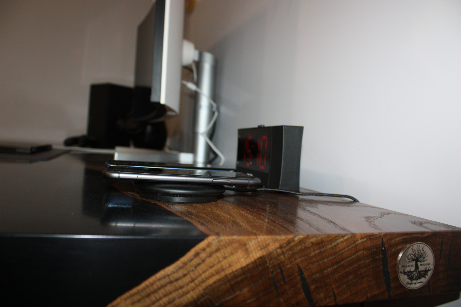 Письменный стол-река из массива дуба