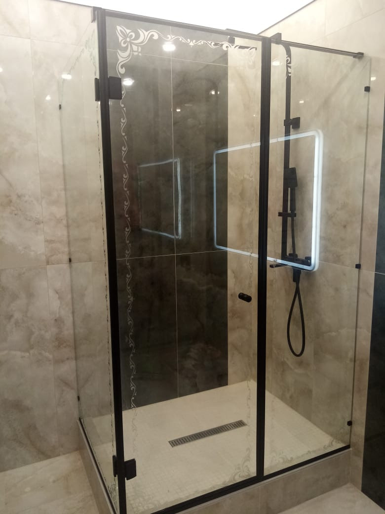 Душевые перегородки с черной фурнитурой