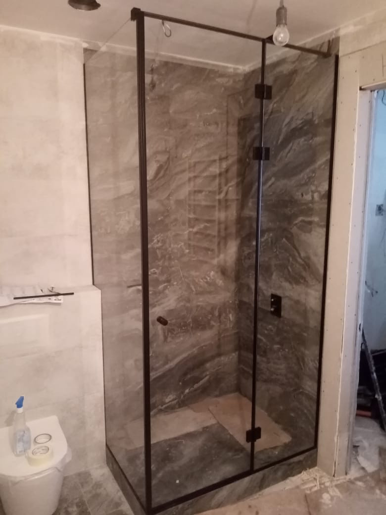 Душевые перегородки с черной фурнитурой