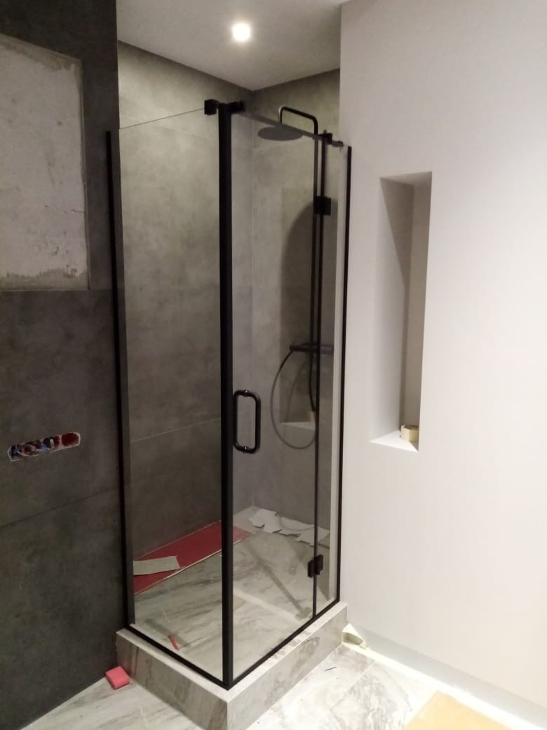 Душевые перегородки с черной фурнитурой