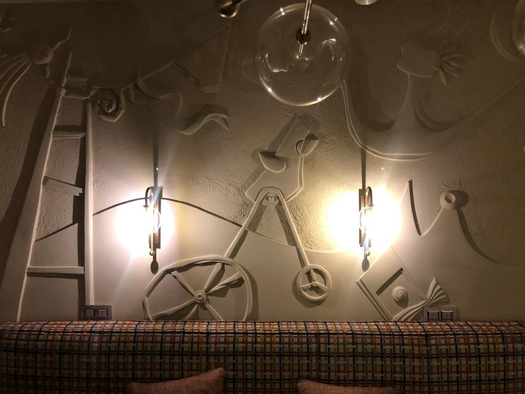 Барельеф в детской комнате