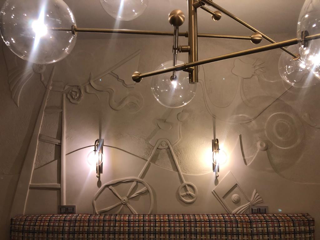 Барельеф в детской комнате