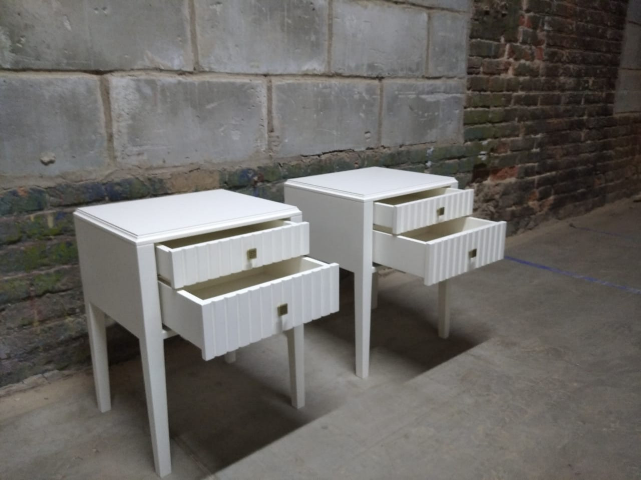 Прикроватные тумбы