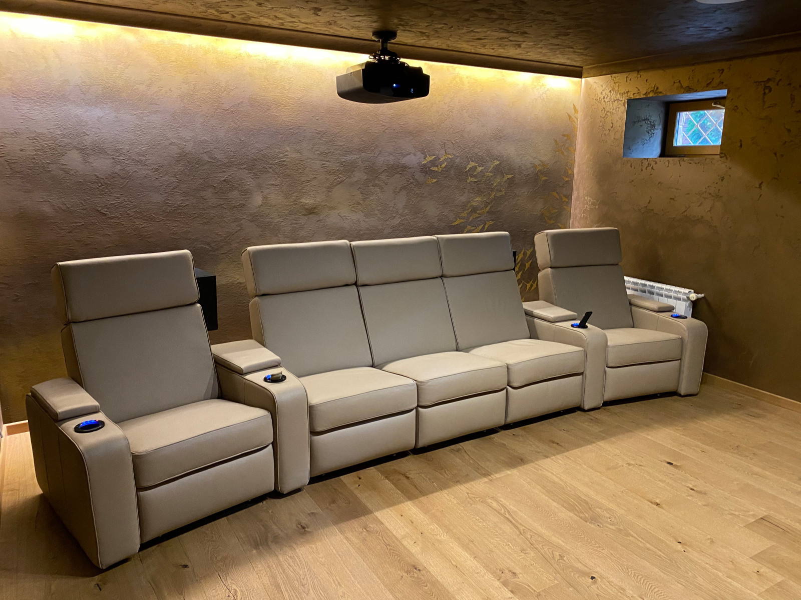 Приватный домашний кинотеатр в восточном стиле