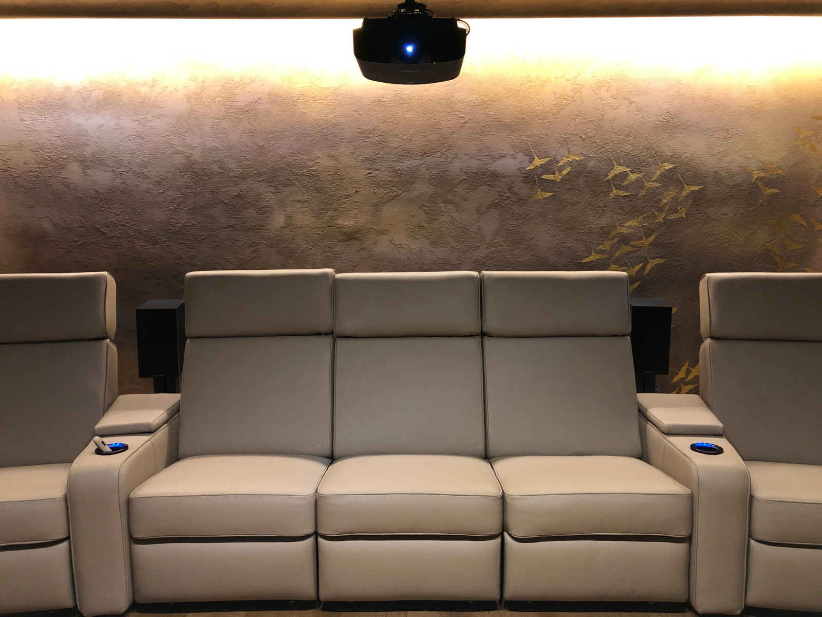 Приватный домашний кинотеатр в восточном стиле