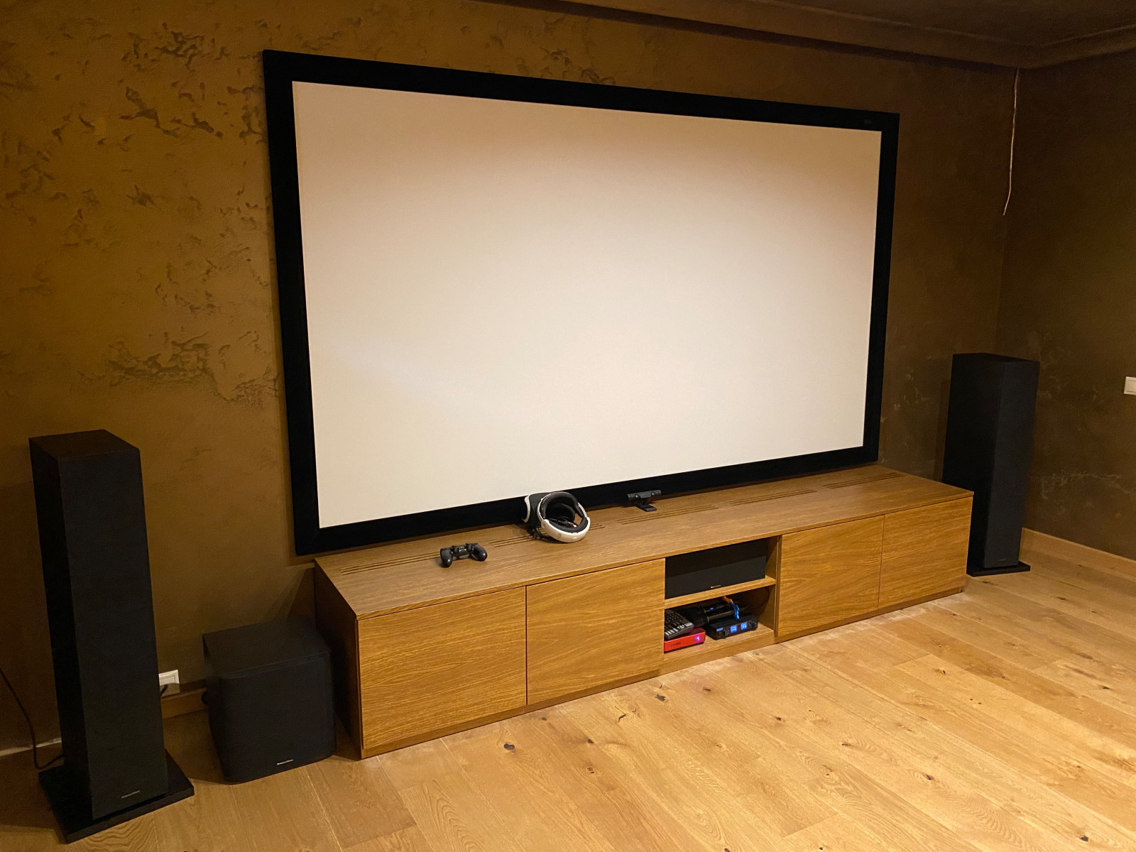 Приватный домашний кинотеатр в восточном стиле