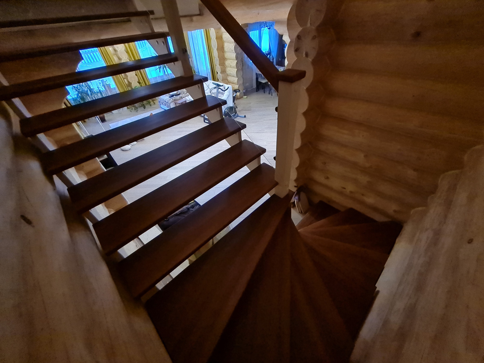 Лестница интерьерная с ограждениями из стекла