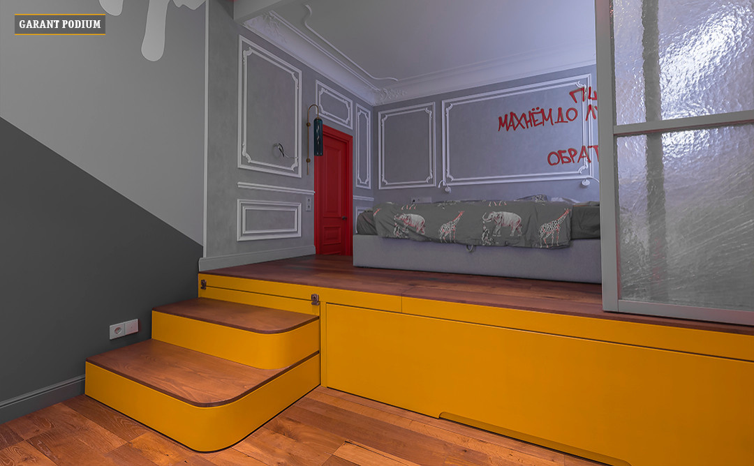 Большой подиум с системой хранения и гостевой кроватью.