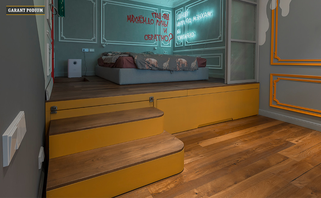 Большой подиум с системой хранения и гостевой кроватью.