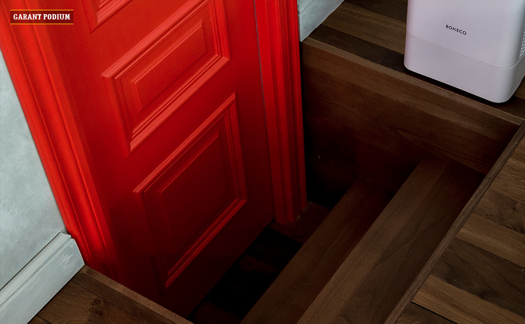 Большой подиум с системой хранения и гостевой кроватью.