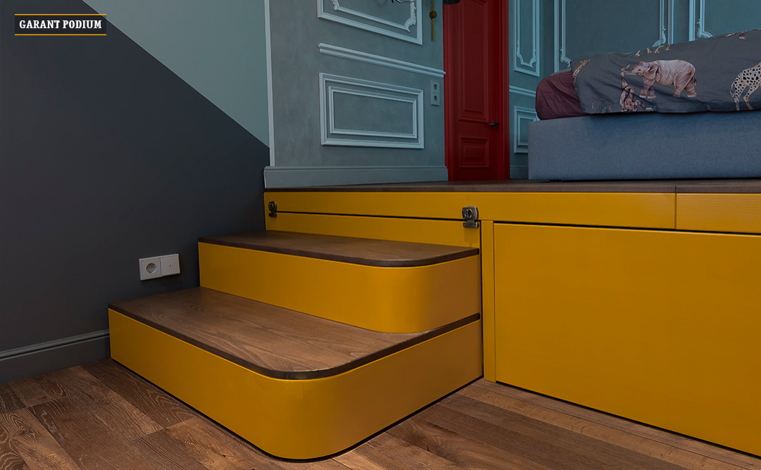 Большой подиум с системой хранения и гостевой кроватью.