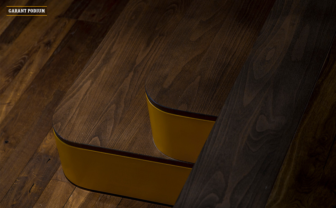 Обложка проекта: Большой подиум с системой хранения и гостевой кроватью.