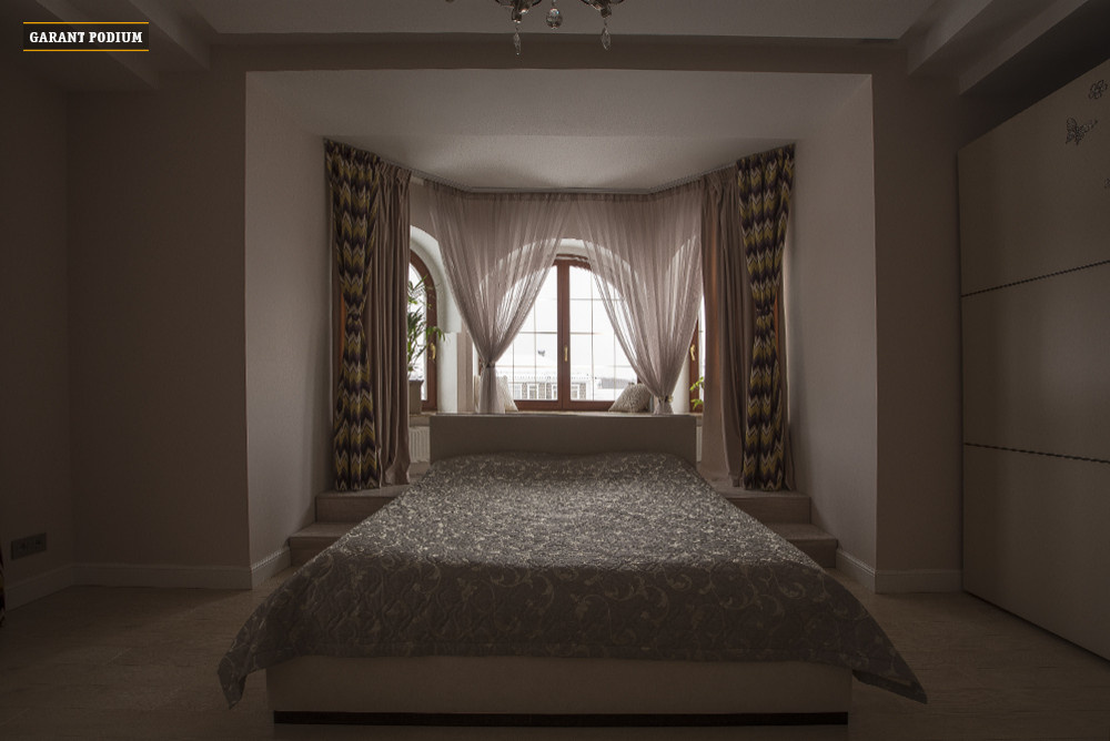 Нежный подиум-кровать для загородного дома.