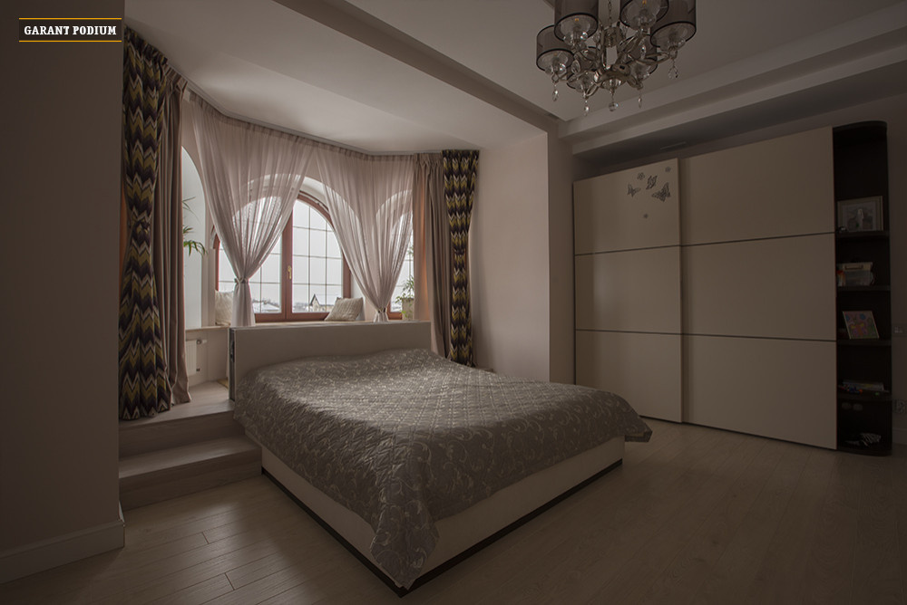 Нежный подиум-кровать для загородного дома.