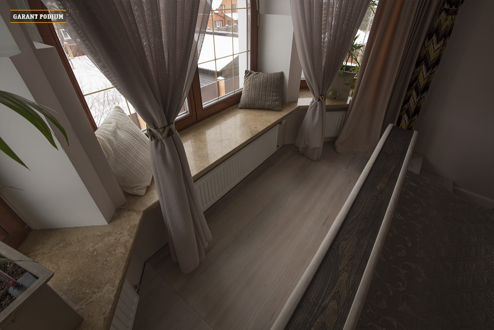 Нежный подиум-кровать для загородного дома.