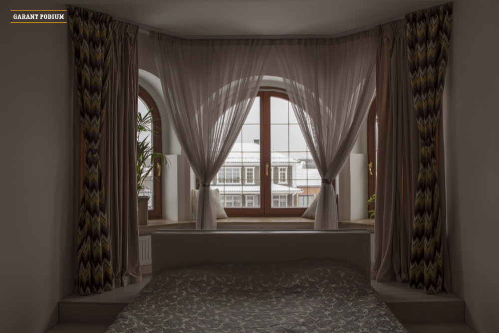 Нежный подиум-кровать для загородного дома.