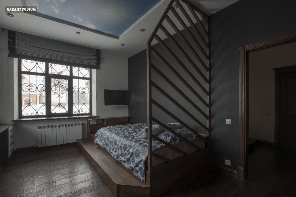 Подиум с динамичной перегородкой.