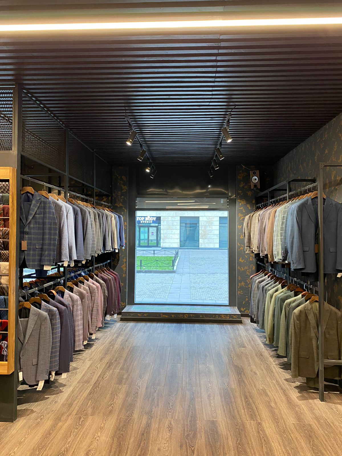 Магазин одежды на Полтавском проезде