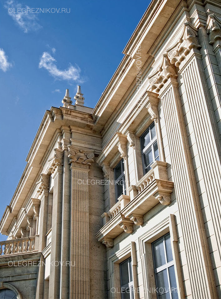 Дом со львами