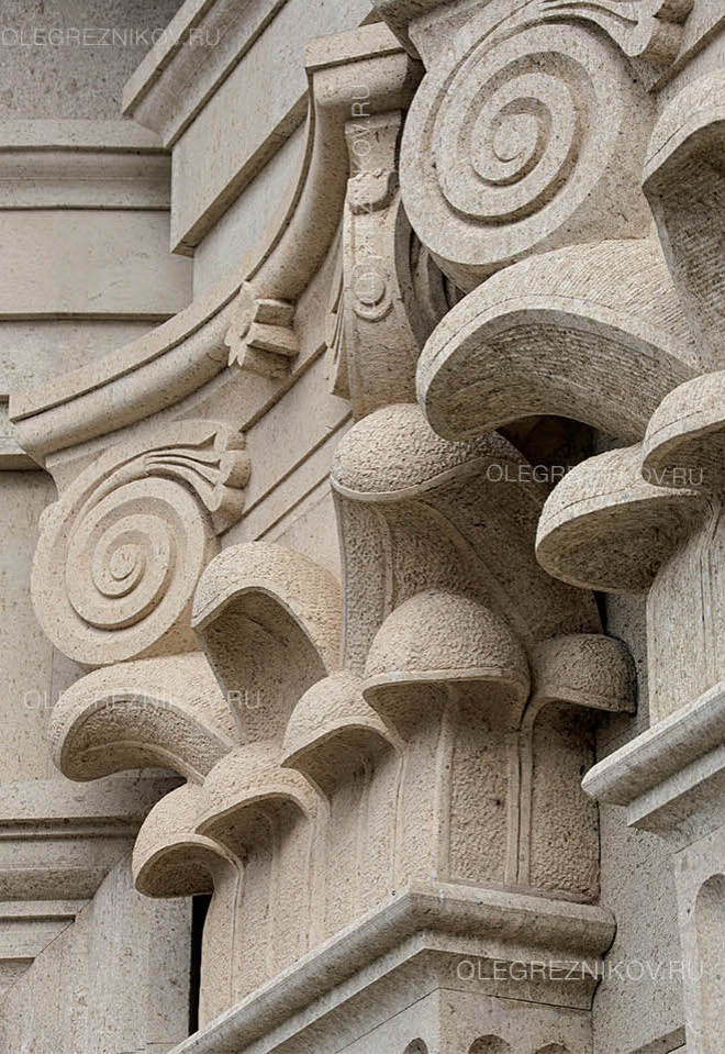 Дом со львами