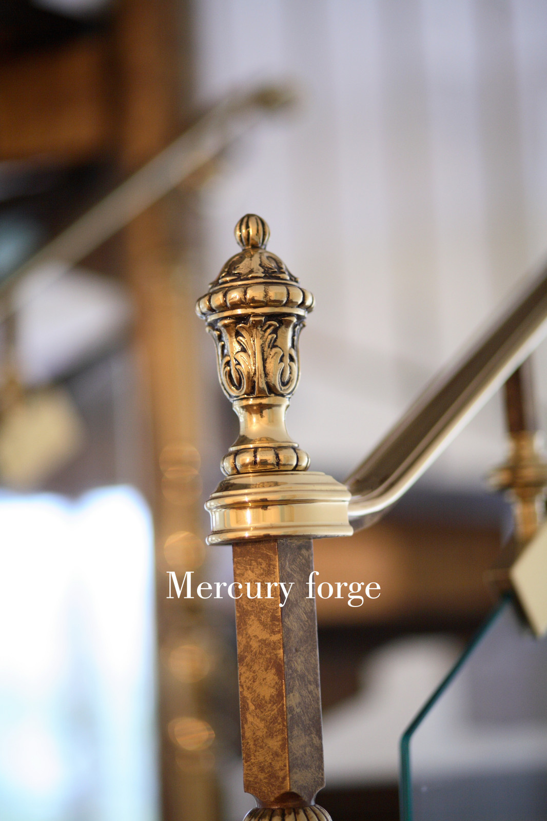 Лестница, латунное ограждение со стеклом, фабрика Grande forge, коллекция Royal