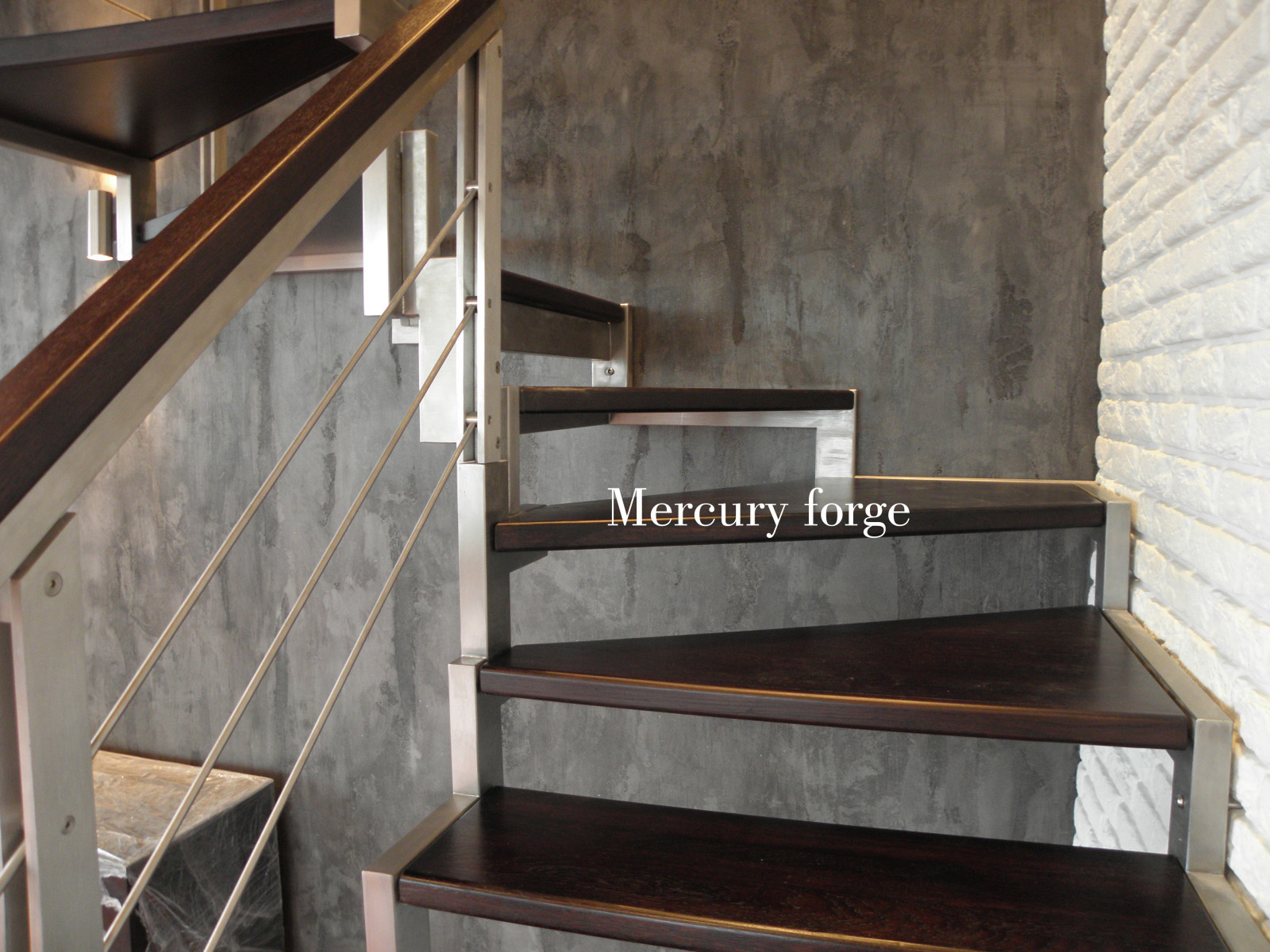 Современная лестница Mercury forge на ступенчатых косоурах