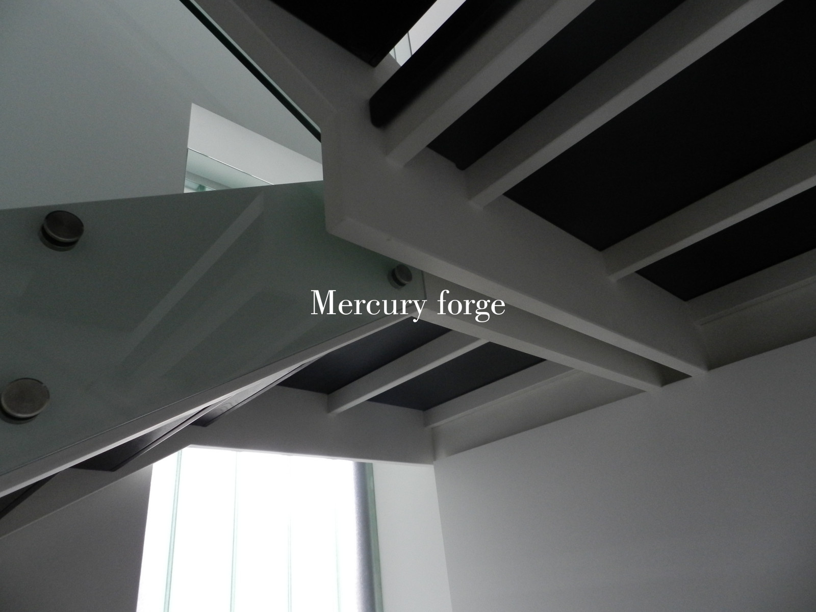 Современная лестница Mercury forge на широких прямых косоурах