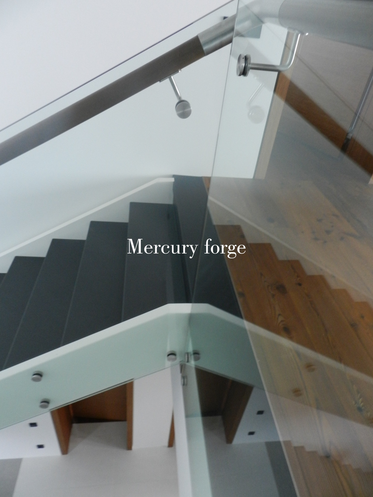 Современная лестница Mercury forge на широких прямых косоурах