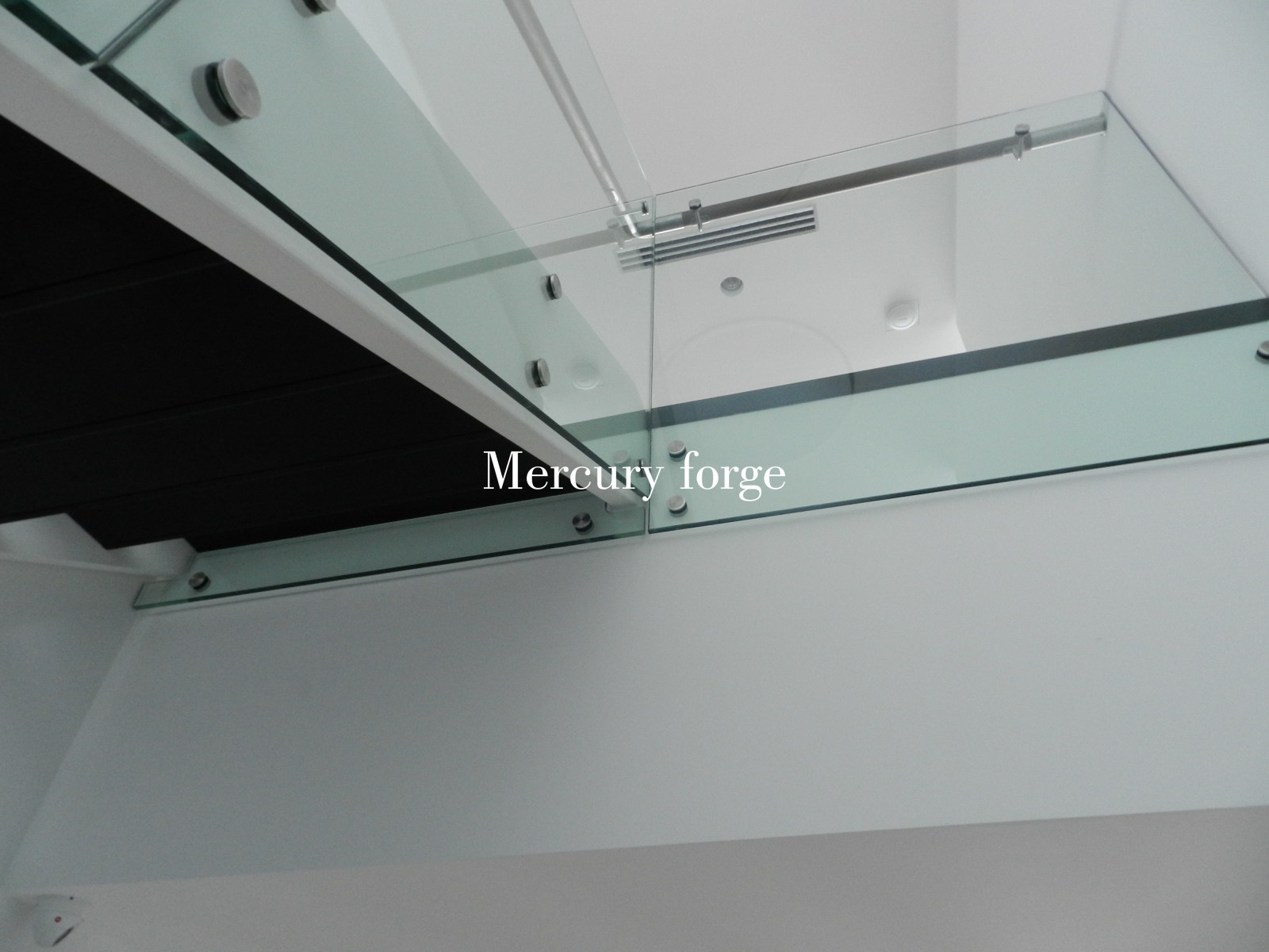 Современная лестница Mercury forge на широких прямых косоурах
