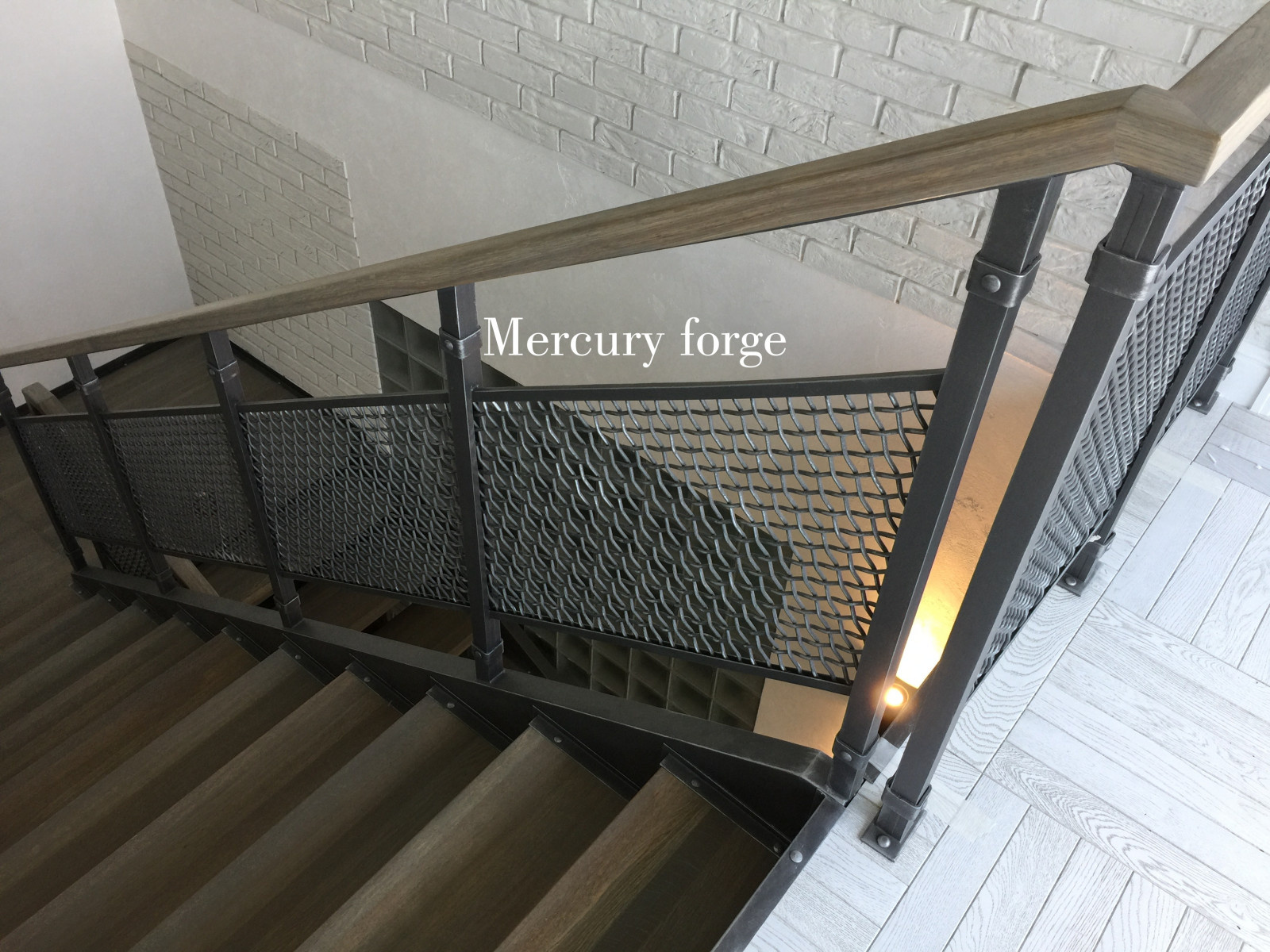 Маршевая лестница Mercury forge в стиле "Лофт" с сетчатым ограждением
