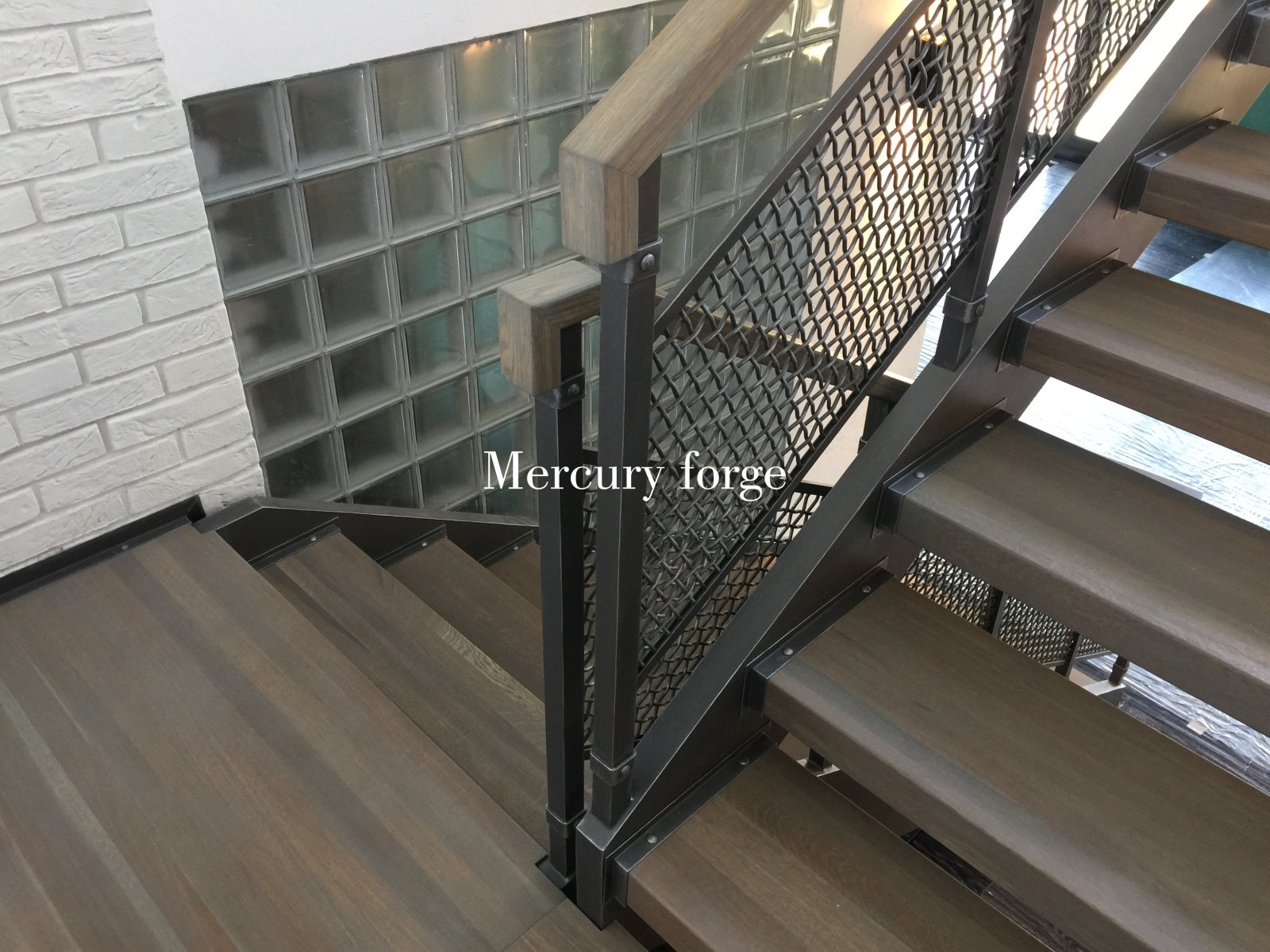 Маршевая лестница Mercury forge в стиле "Лофт" с сетчатым ограждением
