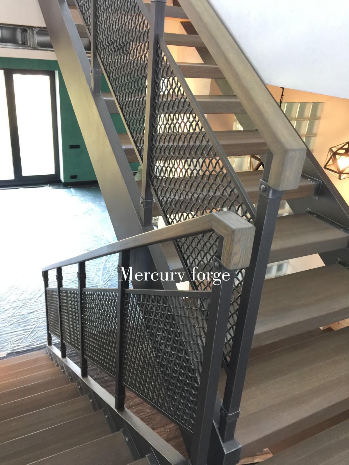 Маршевая лестница Mercury forge в стиле "Лофт" с сетчатым ограждением