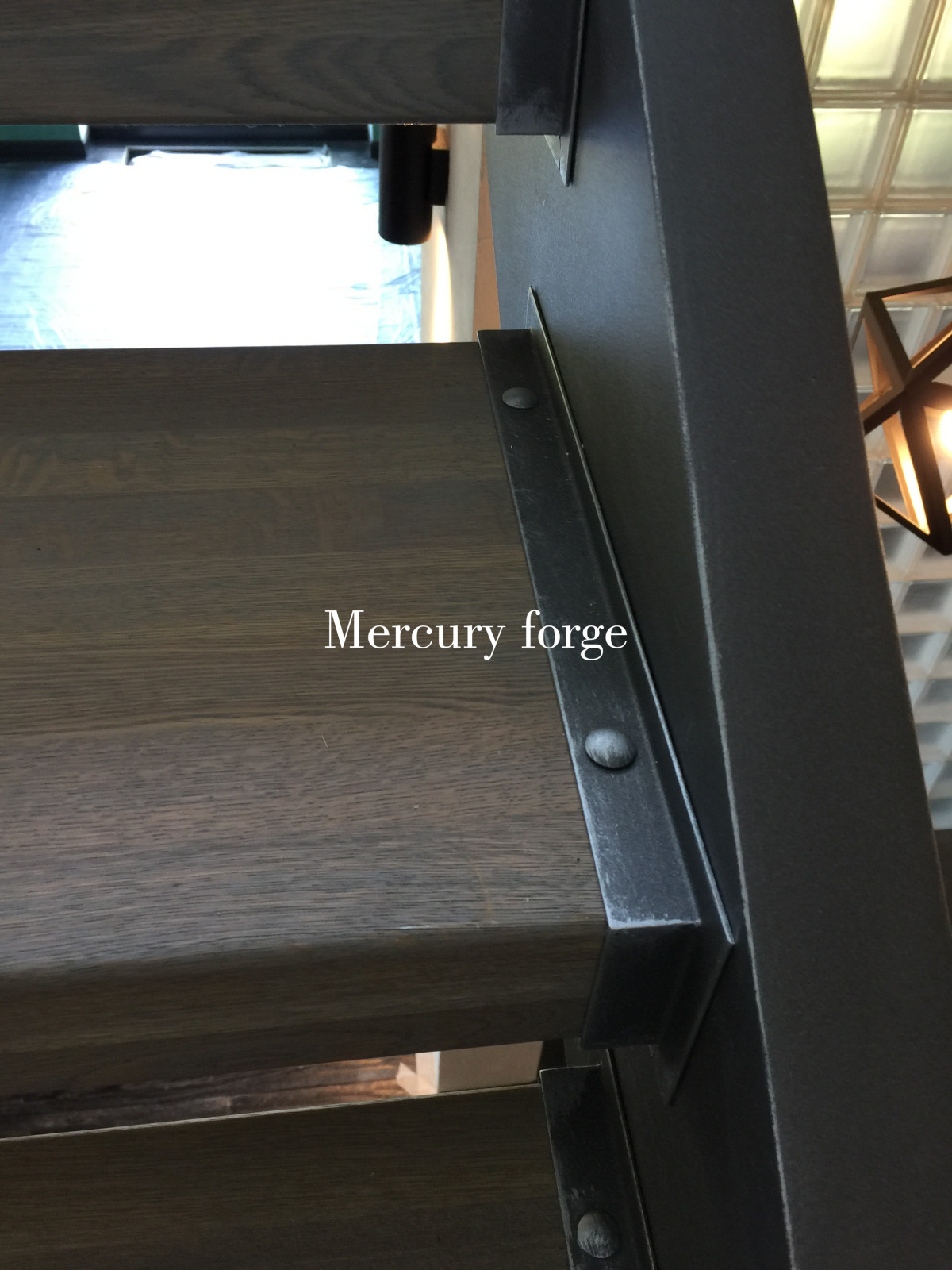 Маршевая лестница Mercury forge в стиле "Лофт" с сетчатым ограждением