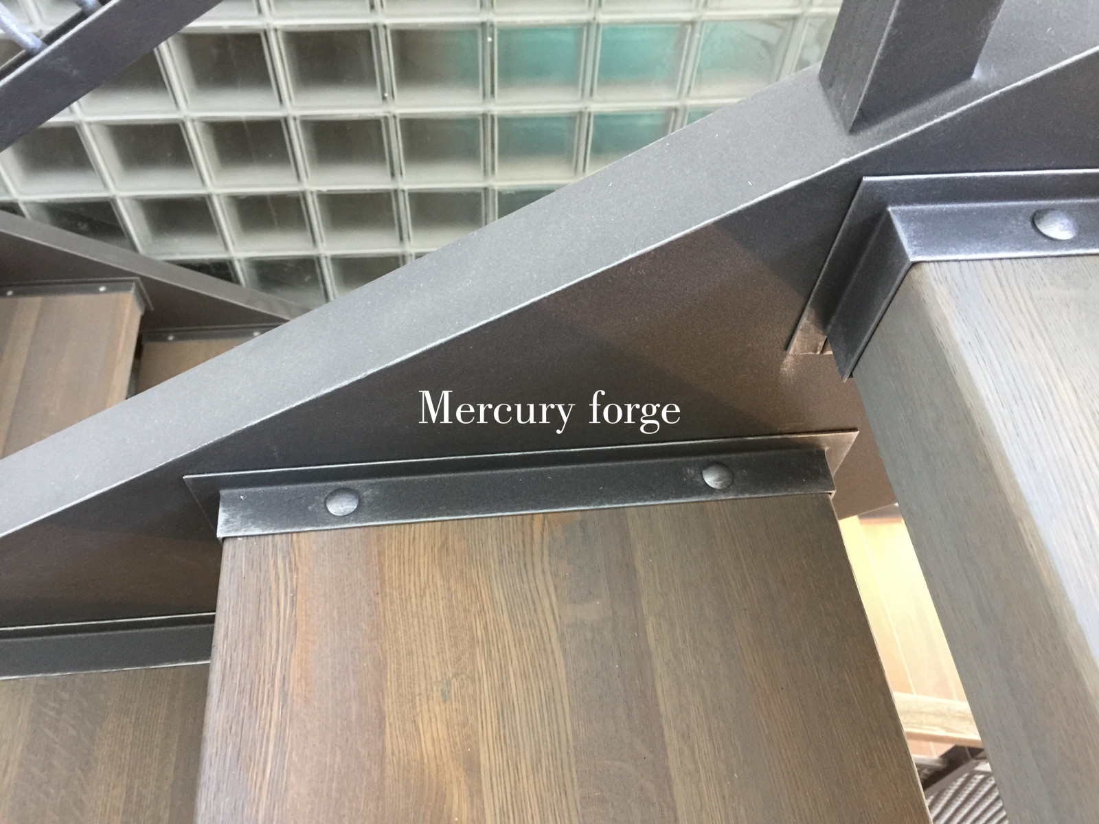 Маршевая лестница Mercury forge в стиле "Лофт" с сетчатым ограждением