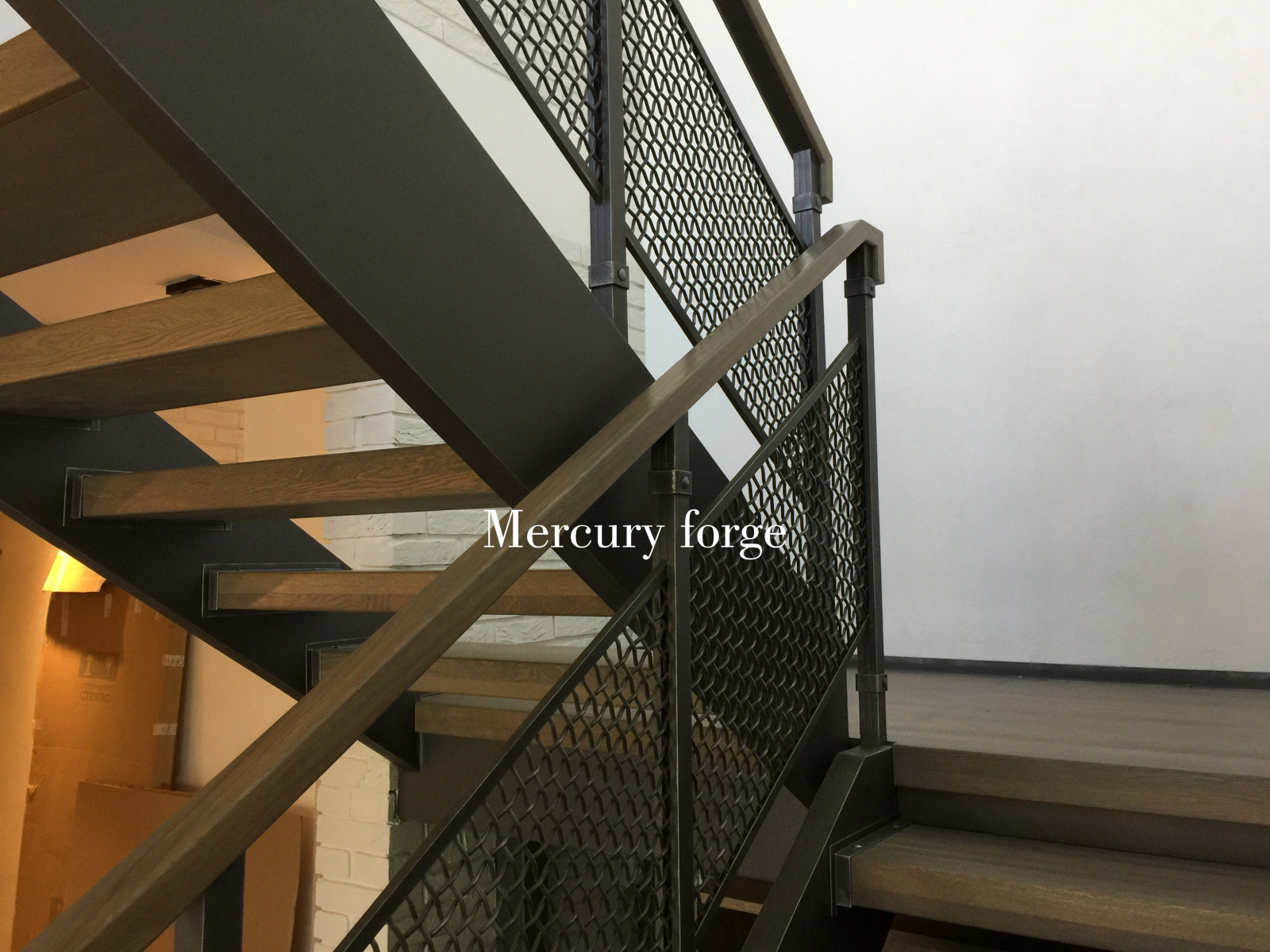 Маршевая лестница Mercury forge в стиле "Лофт" с сетчатым ограждением