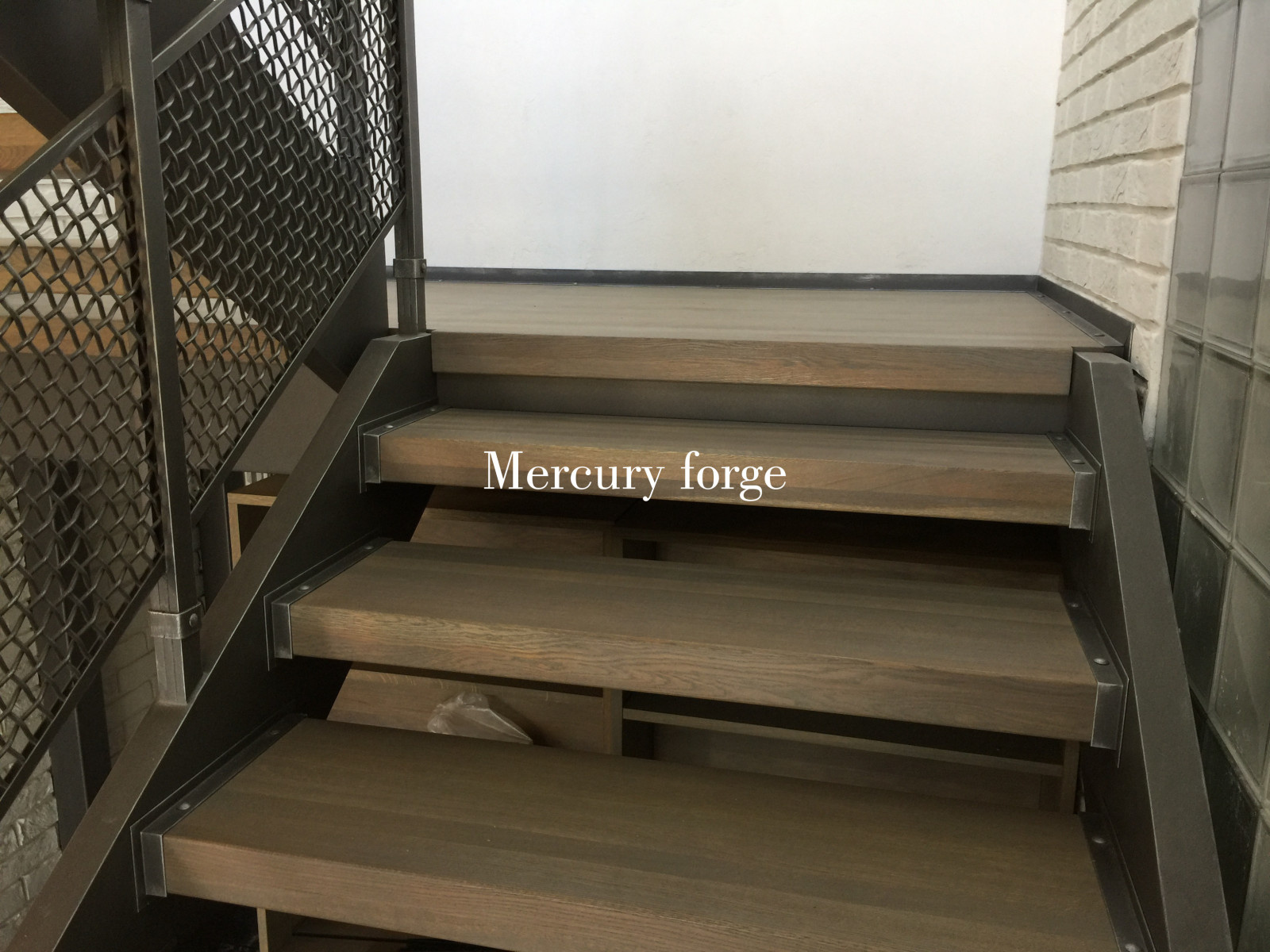 Маршевая лестница Mercury forge в стиле "Лофт" с сетчатым ограждением