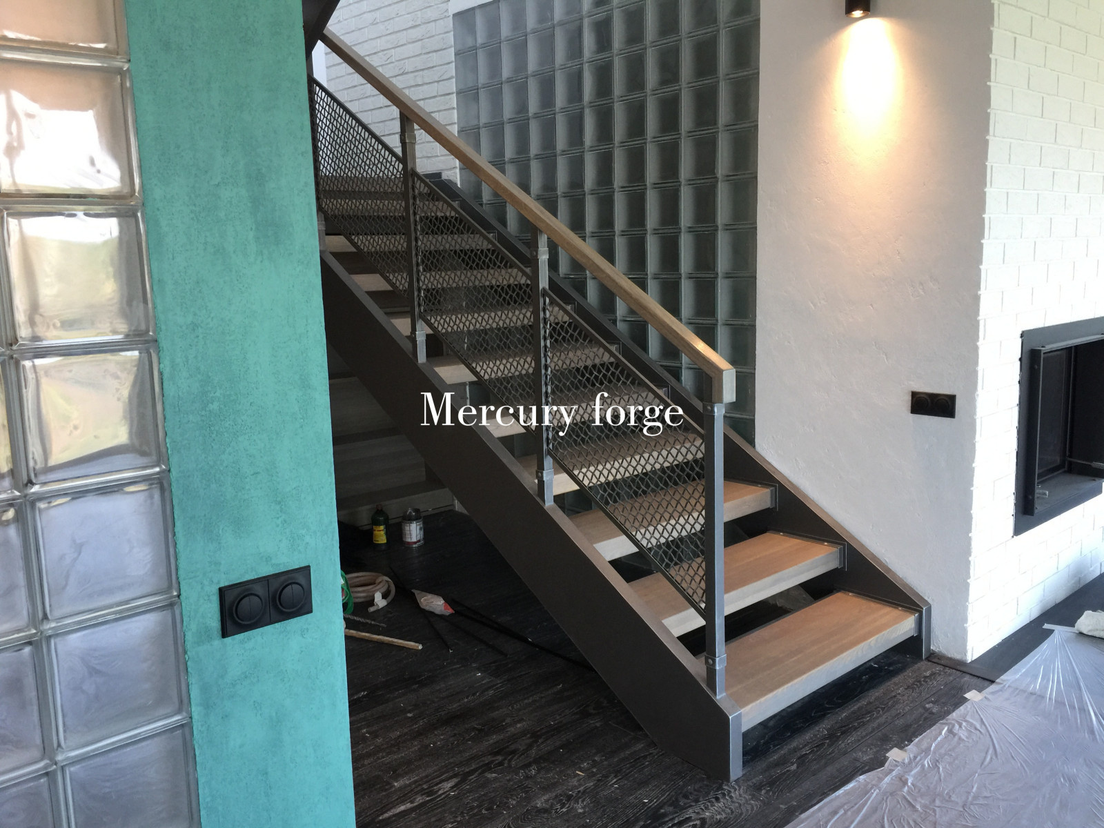 Маршевая лестница Mercury forge в стиле "Лофт" с сетчатым ограждением