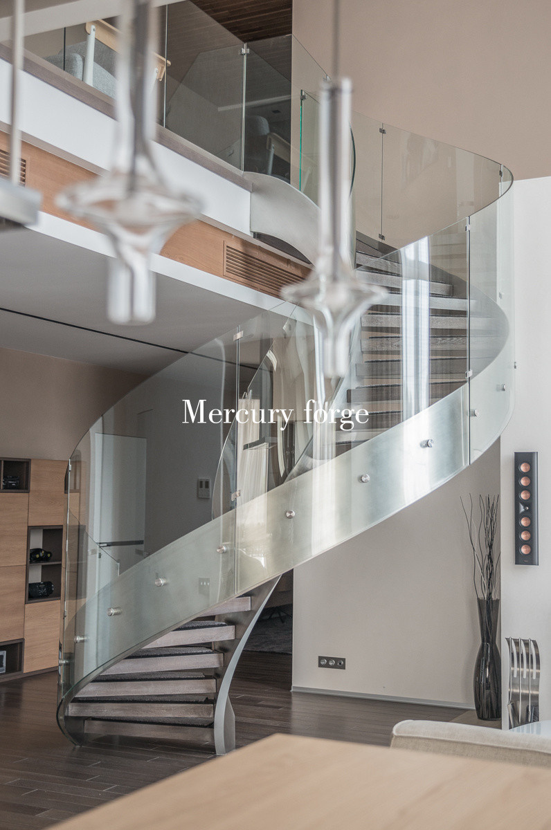 Винтовая лестница Mercury forge со стеклянным ограждением