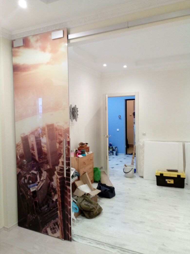 Стеклянная перегородка с двусторонней УФ печатью