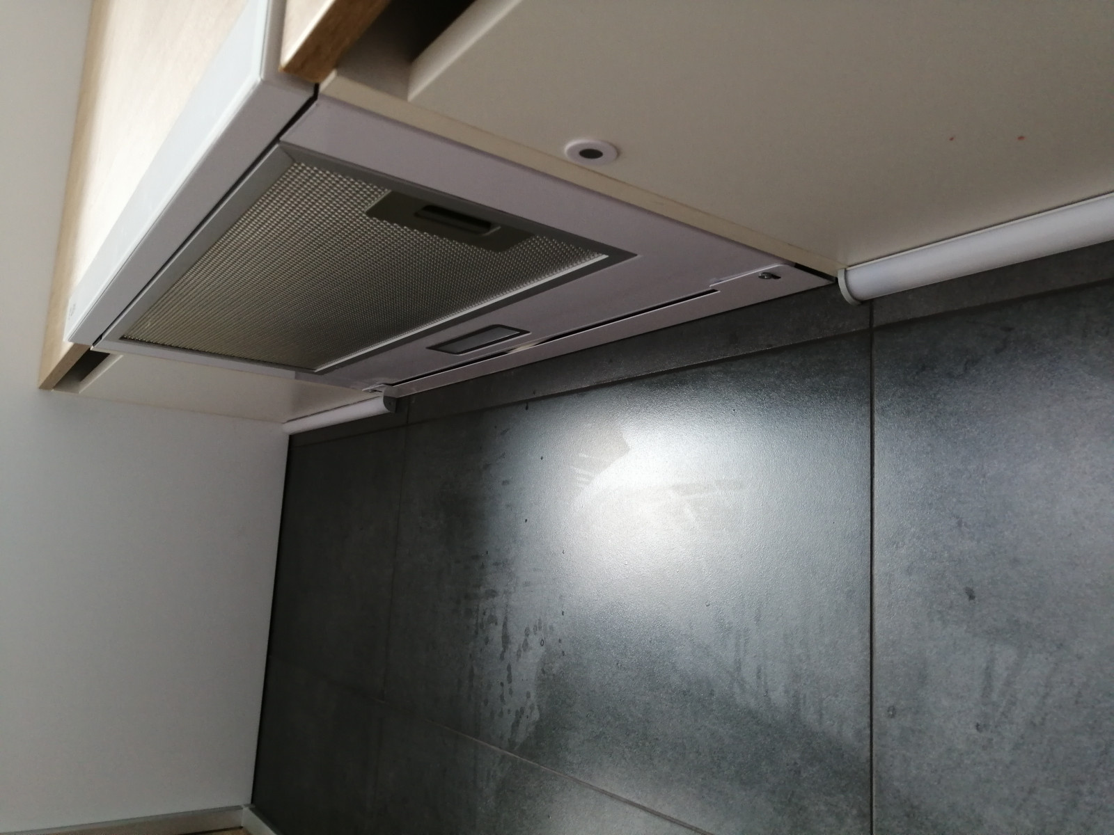 Встроенная вытяжка и датчик для подсветки