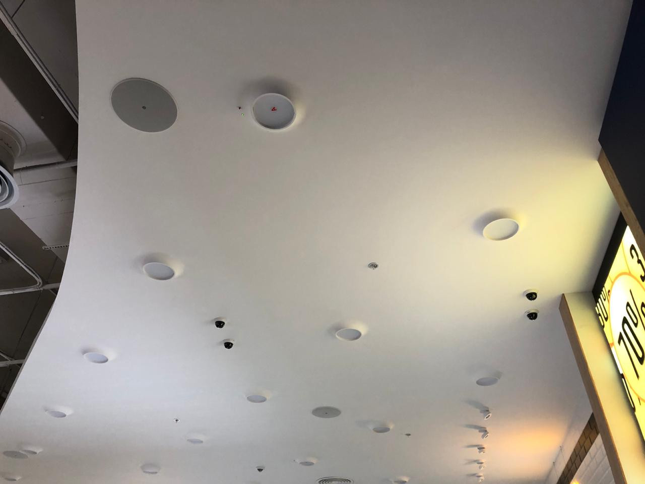 Флагманский магазин Л’Этуа́ль