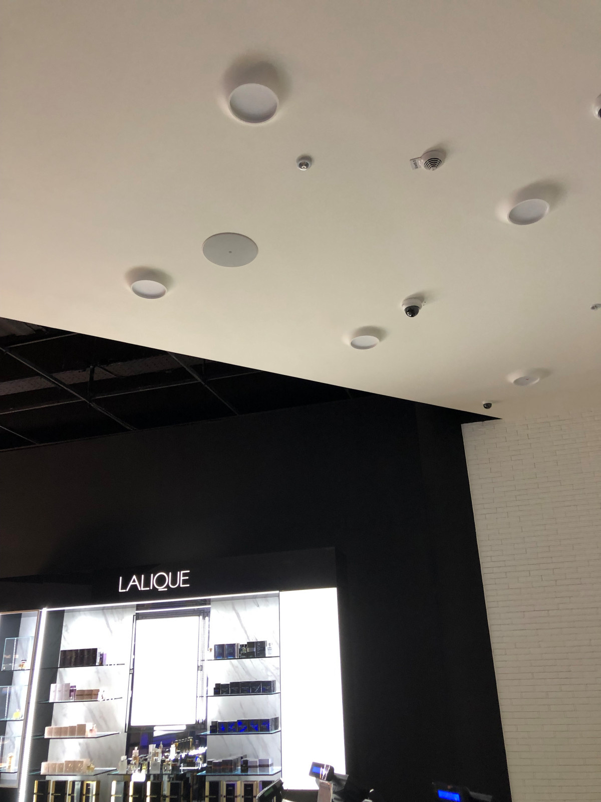 Флагманский магазин Л’Этуа́ль