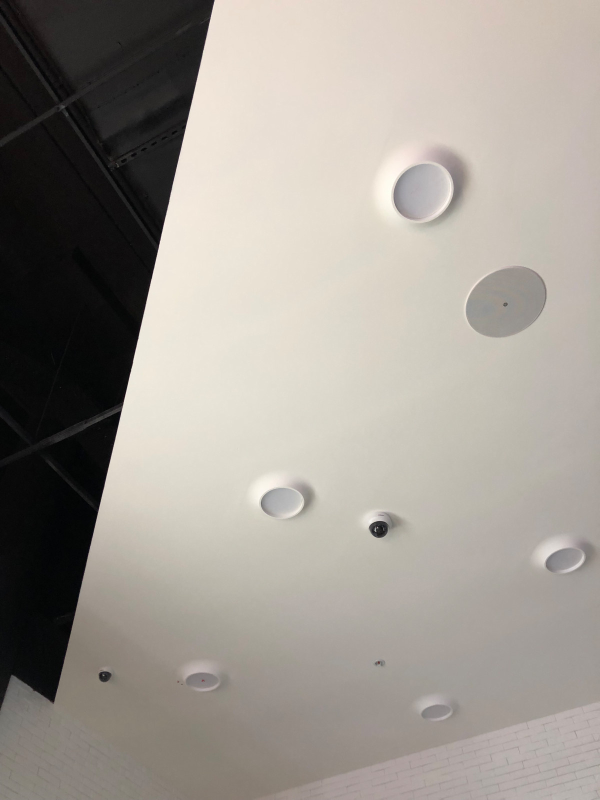 Флагманский магазин Л’Этуа́ль