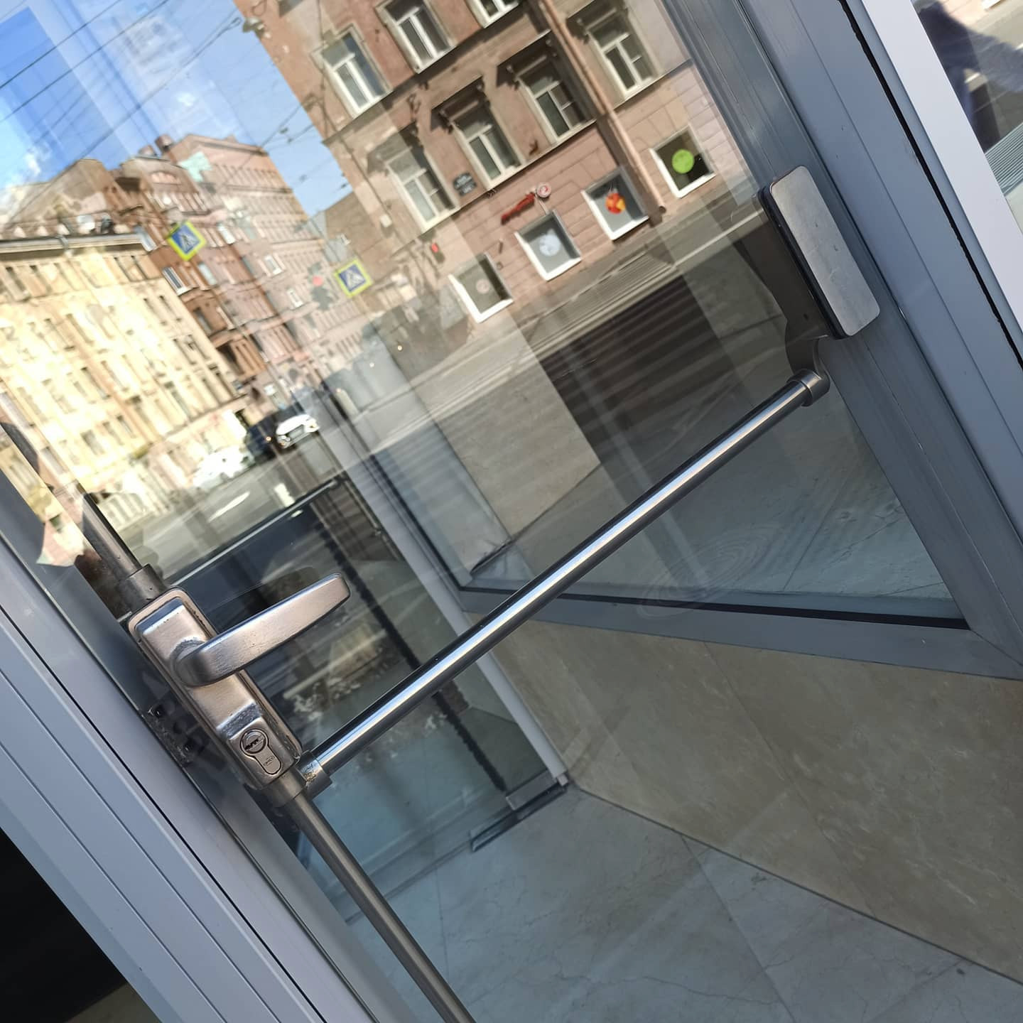 Не частое решение - система антипаники на цельностеклянных дверях!