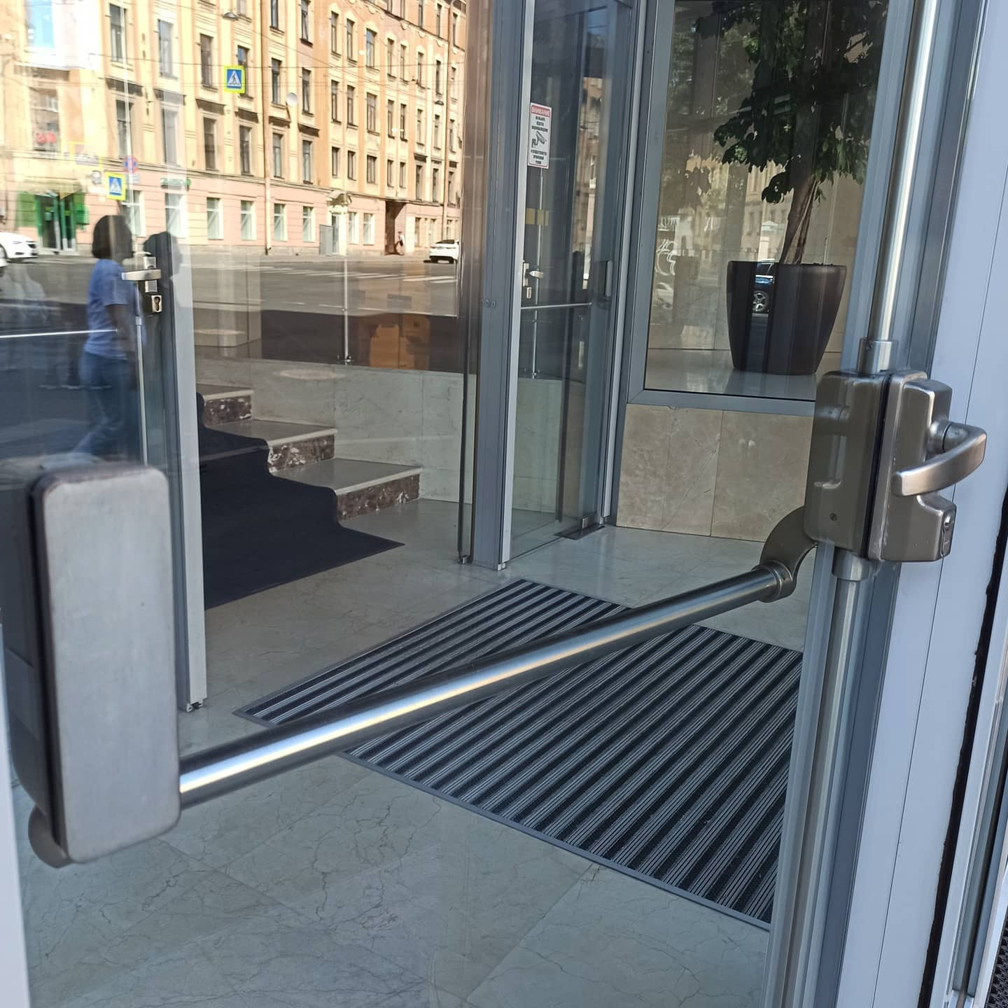 Не частое решение - система антипаники на цельностеклянных дверях!