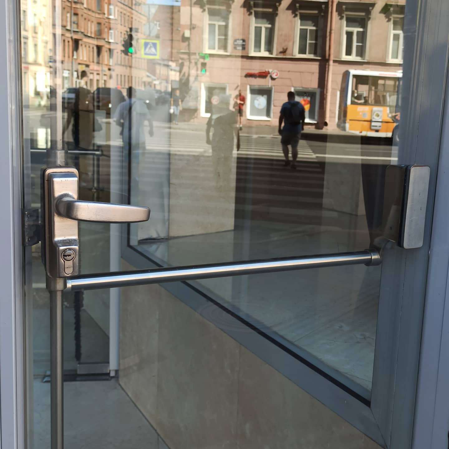 Не частое решение - система антипаники на цельностеклянных дверях!