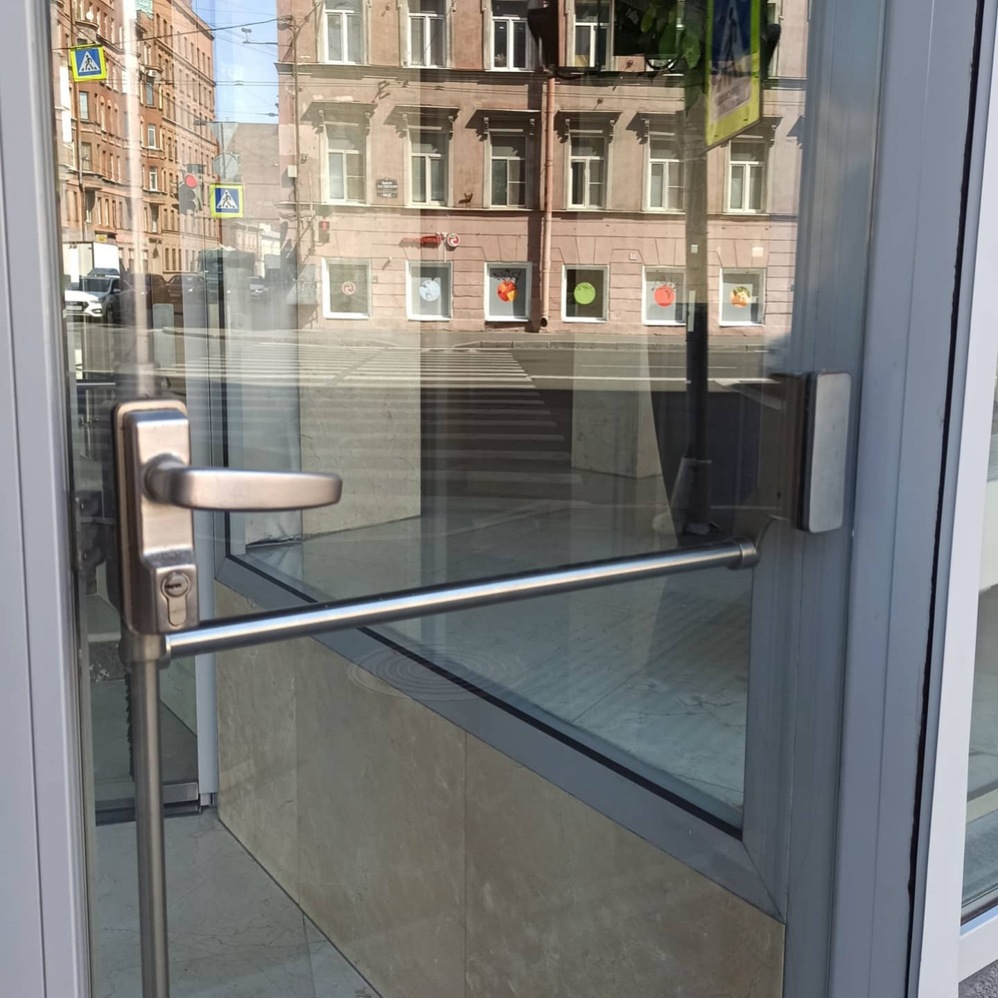 Не частое решение - система антипаники на цельностеклянных дверях!