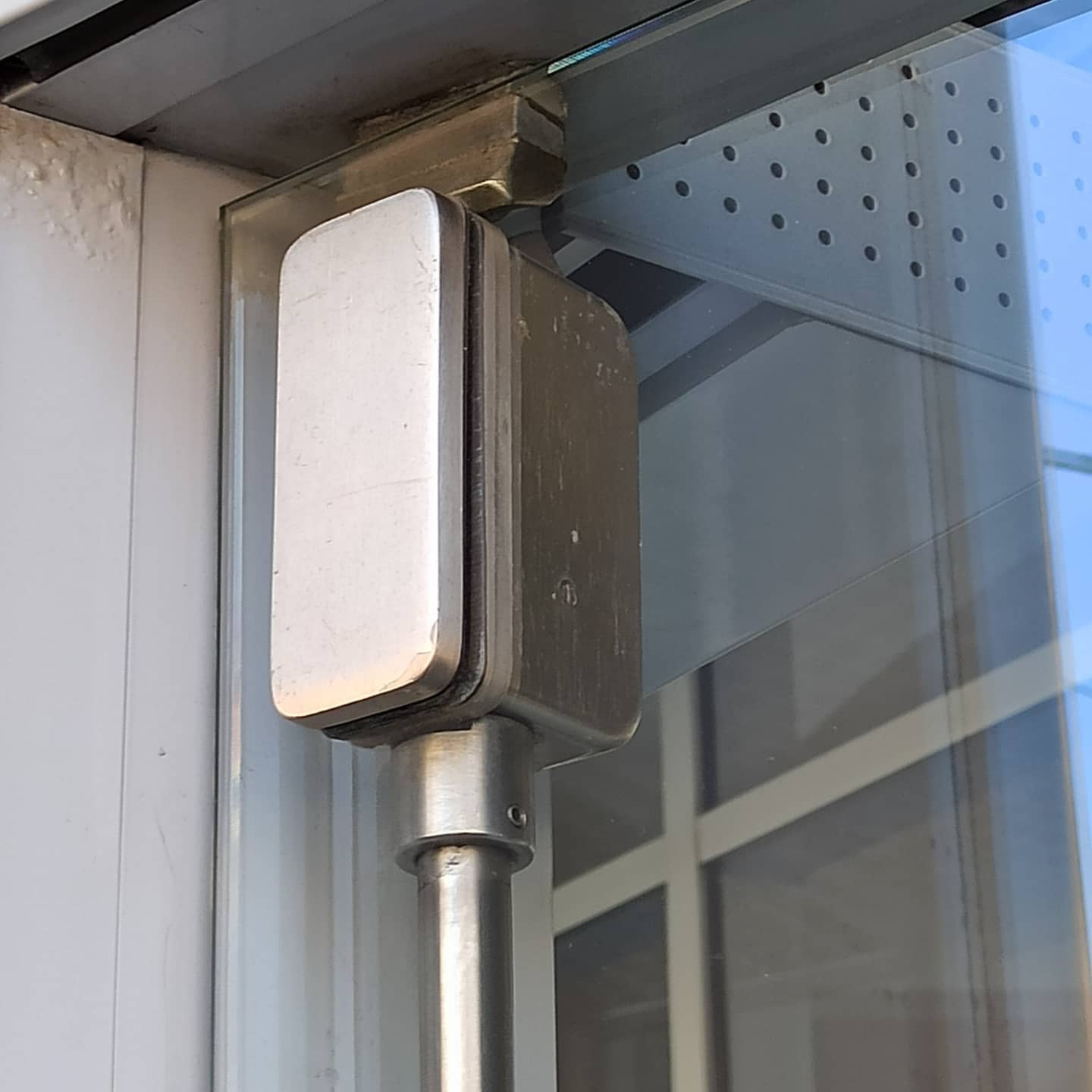 Не частое решение - система антипаники на цельностеклянных дверях!