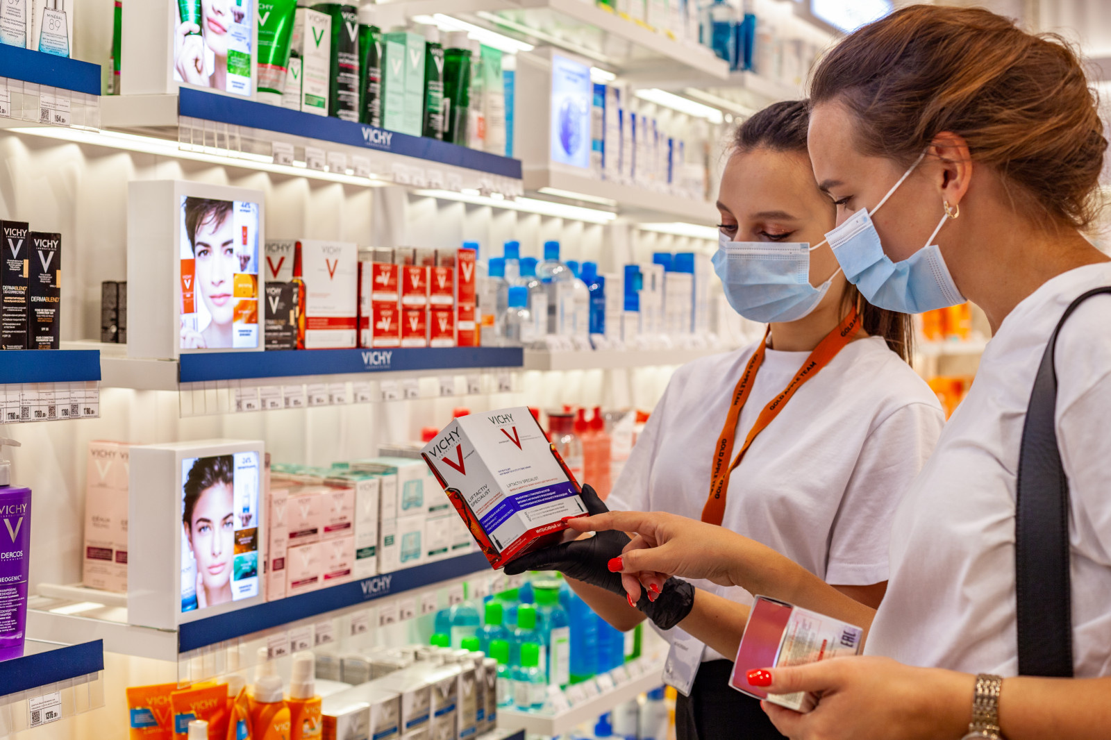 Отдел  L’Oréal  в магазине "Золотое яблоко"